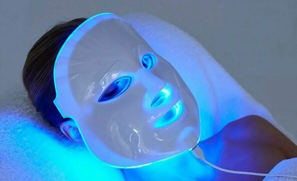 LED fototerapija za boj proti starostnim spremembam na koži obraza