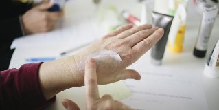 pomlajevanje kože na rokah