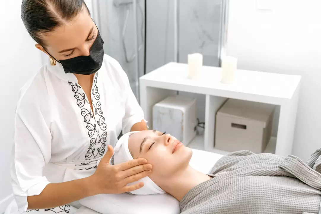 Profesionalna masaža spodbuja pomlajevanje kože obraza brez injekcij
