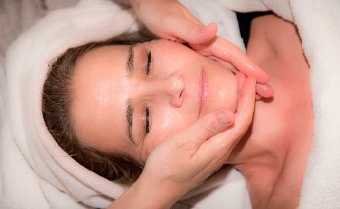 Pomlajevalna masaža obraza s kozmetičnim oljem